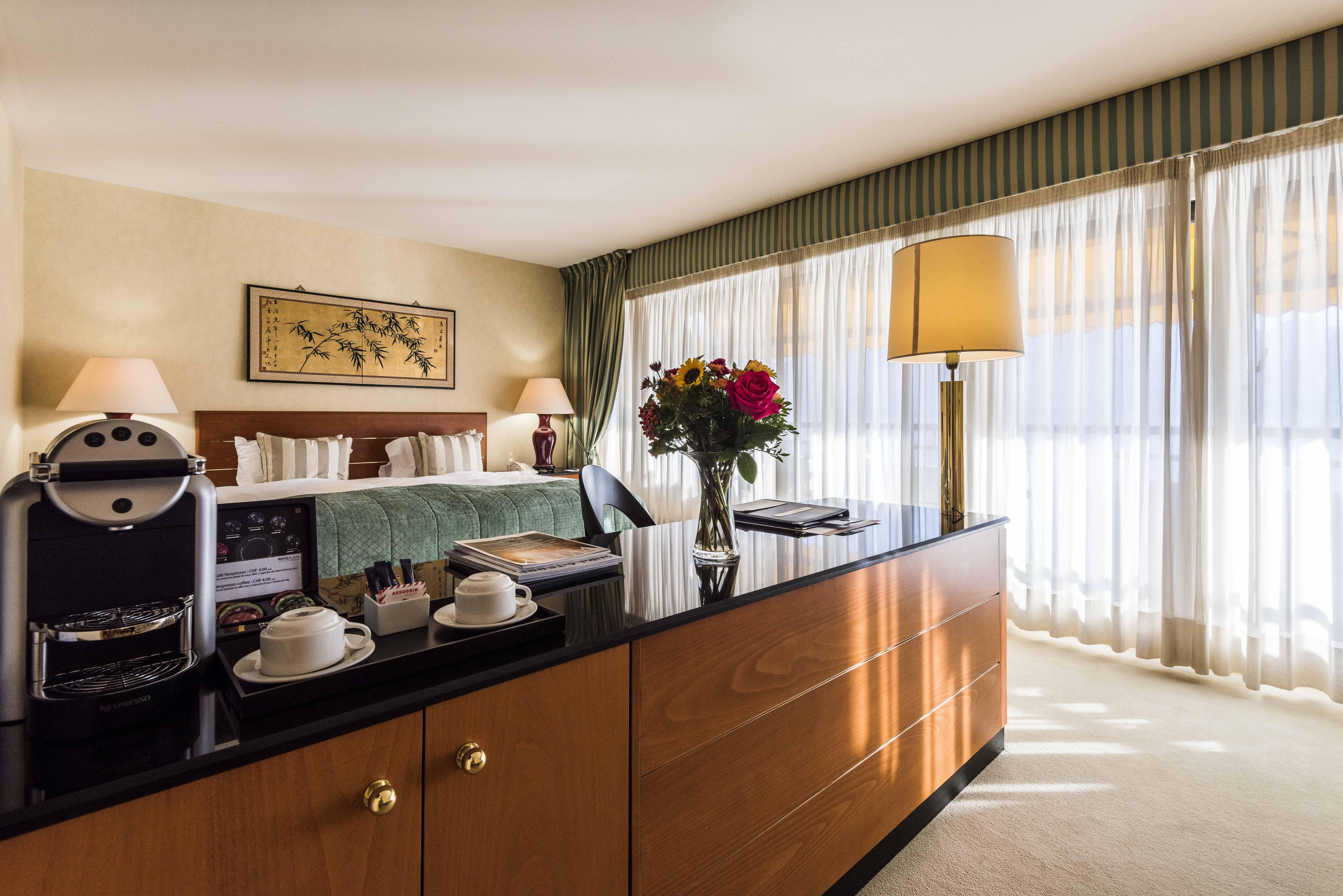 Royal Plaza Montreux Hotel Exterior foto A room at the hotel