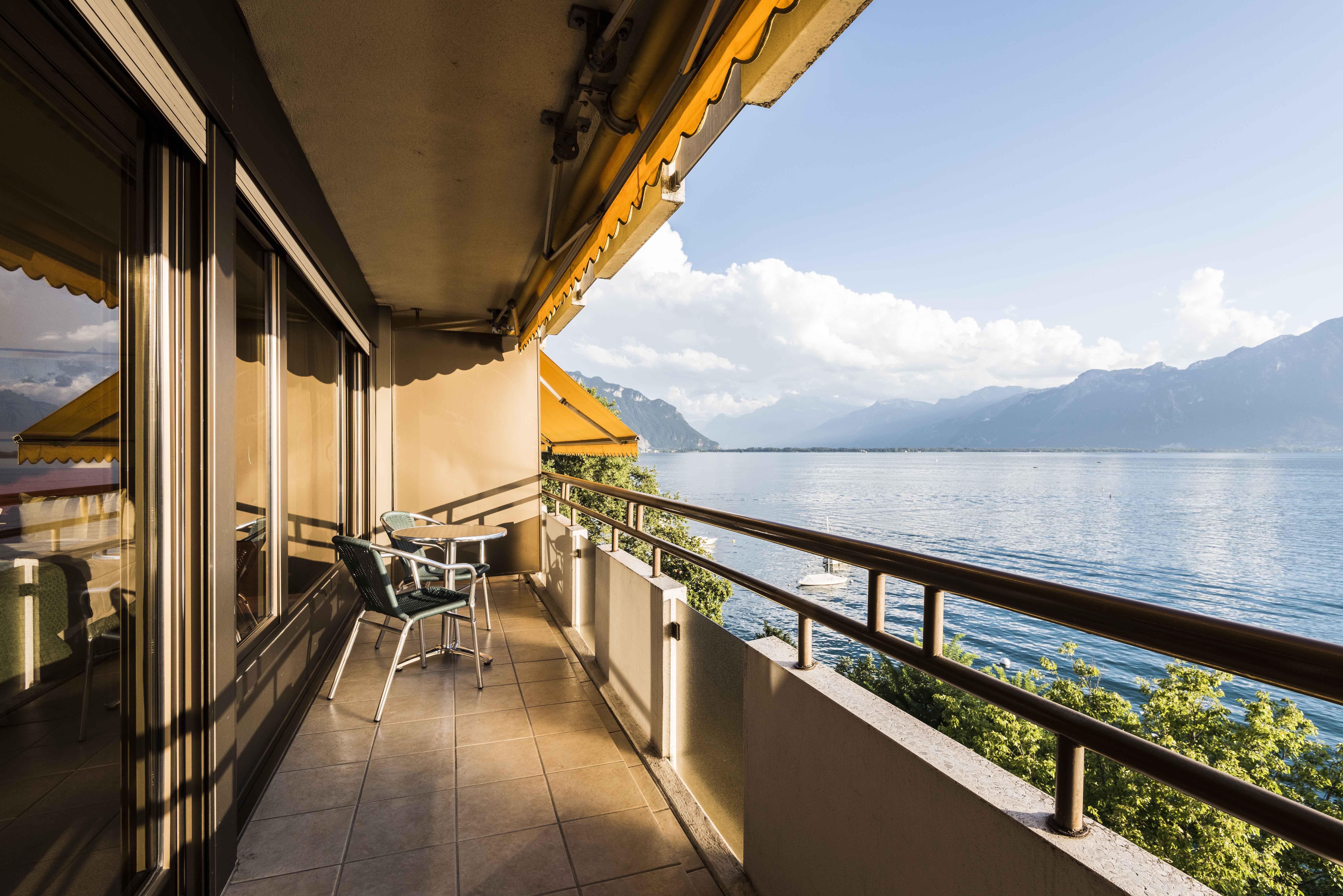 Royal Plaza Montreux Hotel Exterior foto A balcony in Switzerland