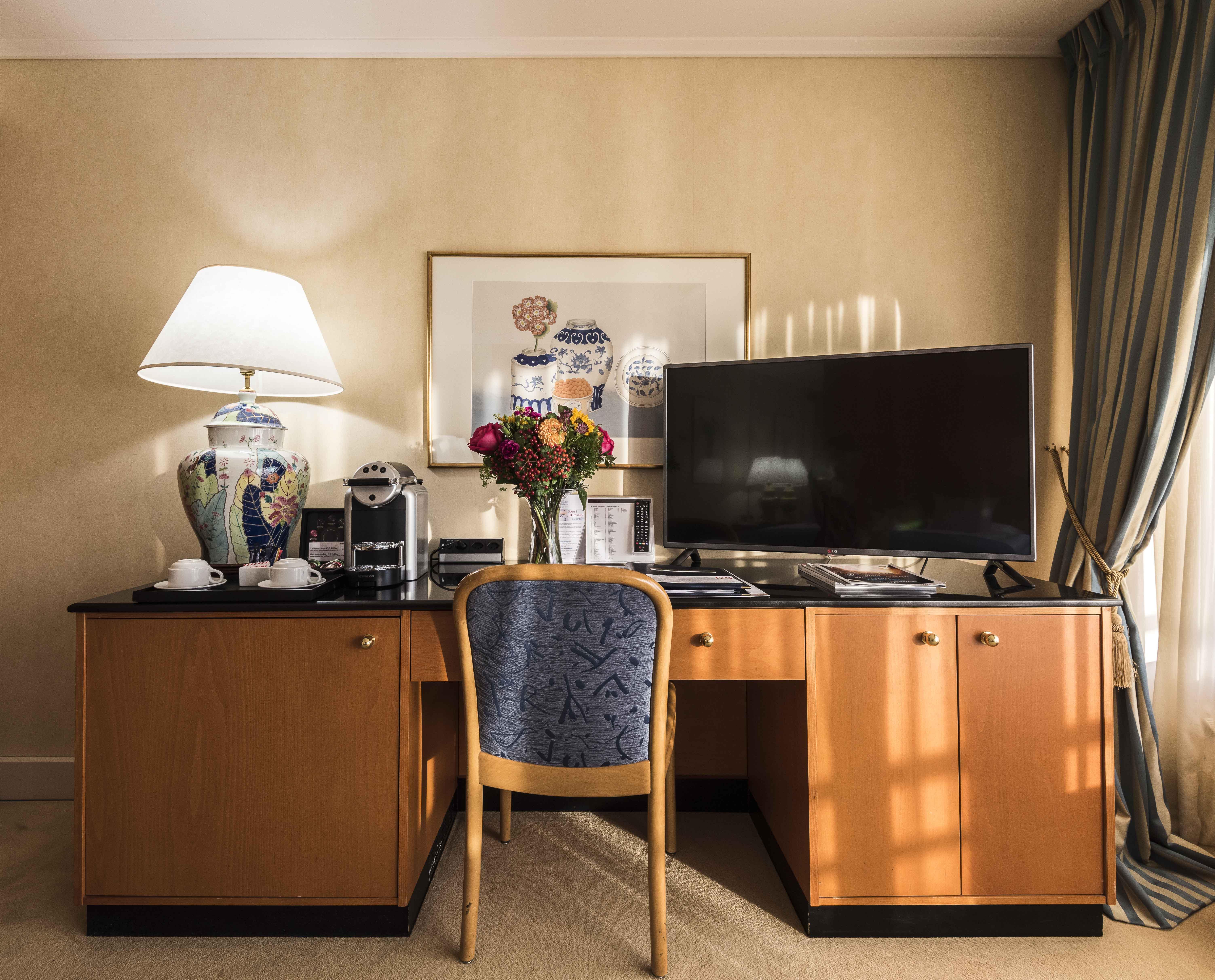 Royal Plaza Montreux Hotel Exterior foto A typical hotel room