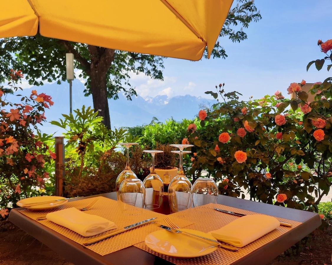 Royal Plaza Montreux Hotel Exterior foto Restaurant in the Swiss Alps