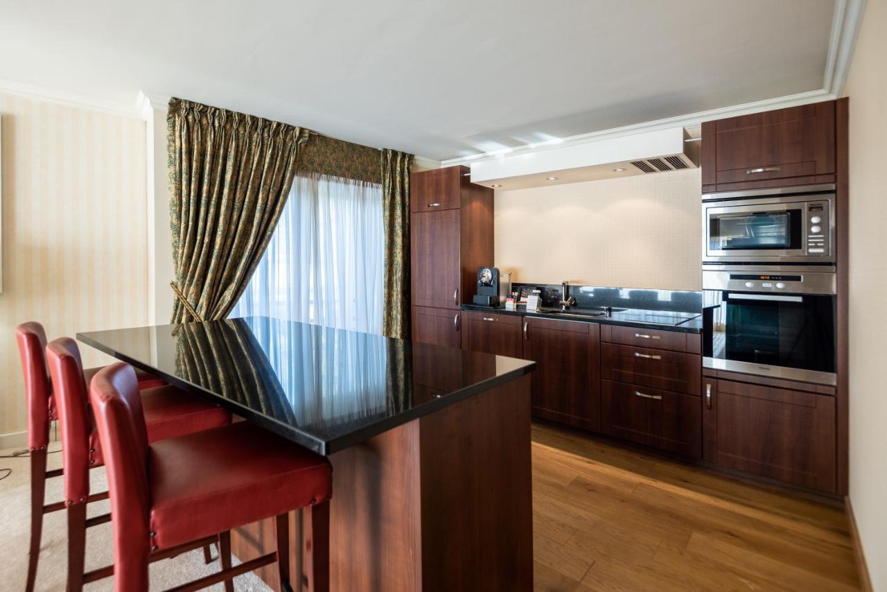 Royal Plaza Montreux Hotel Exterior foto A kitchen in a serviced apartment